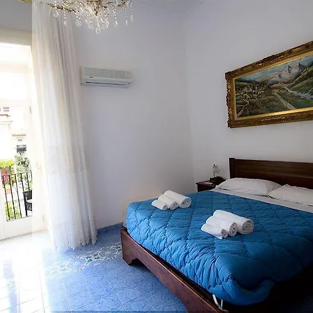 Alojamento de Acomodação e Pequeno-almoço Piazza Tasso Relais 2*